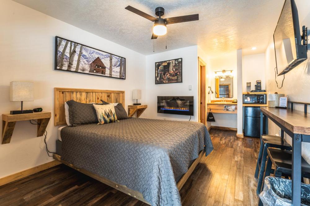 Deluxe Queen Room interior